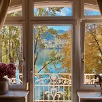 Adora Luxury بليد